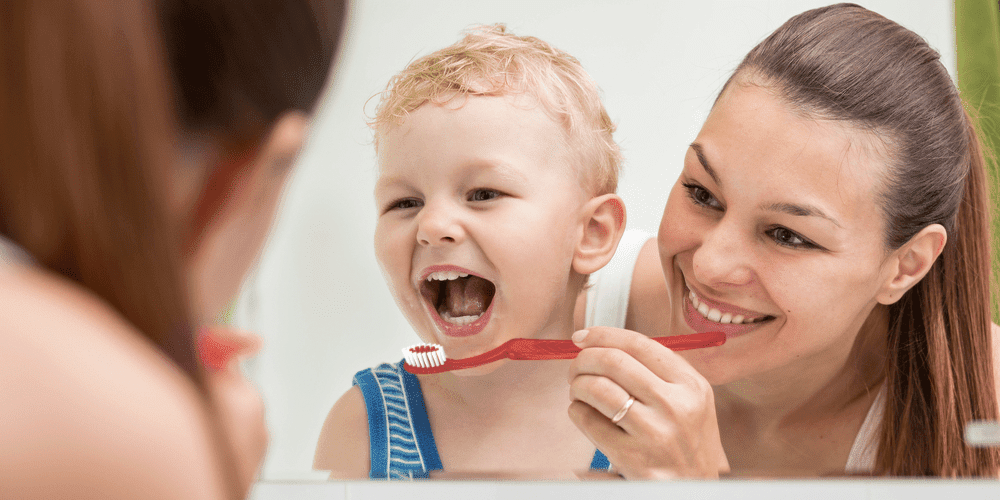 maneiras de convencer seu filho a escovar os dentes