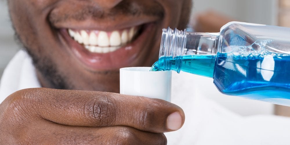 Motivos para você usar enxaguante bucal