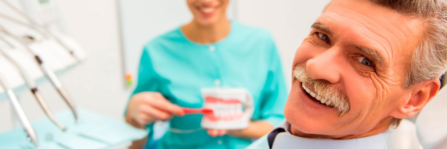 como limpar dentadura