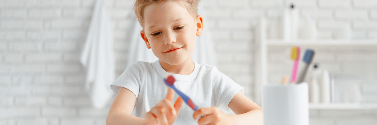 criança que não escova os dentes