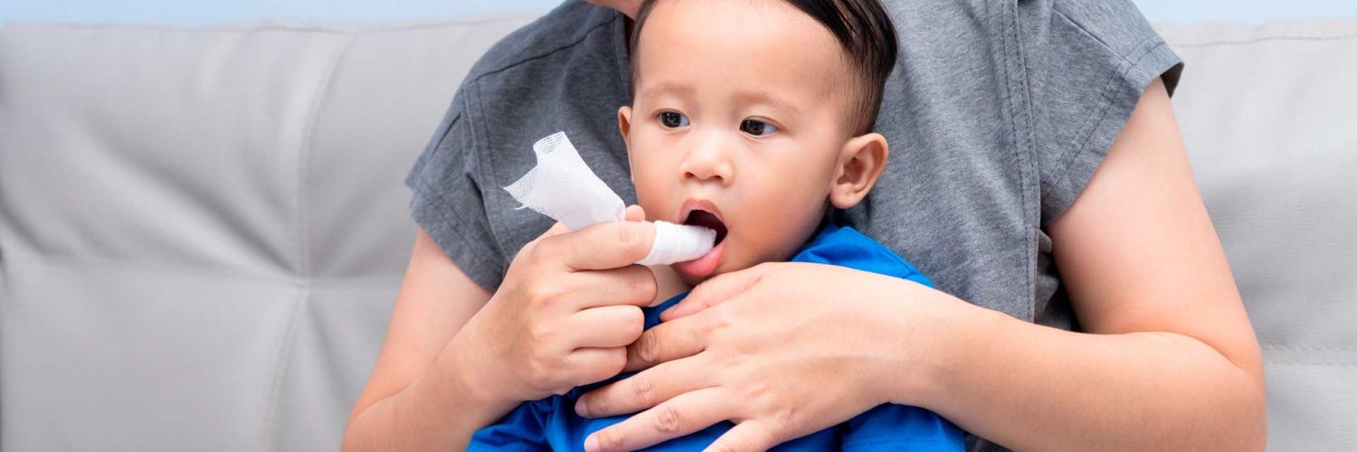 como limpar a língua do bebê