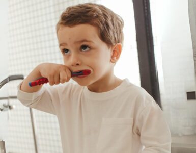 Criança que não escova os dentes